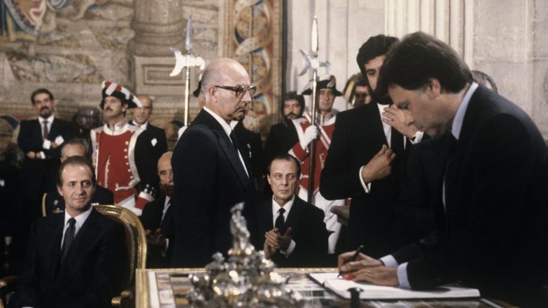 Former Spanish PM Felipe Gonzalez signs Spain and Portugal's Accession Treaty, June 12 1985, in Madrid Royal's Palace. EFE